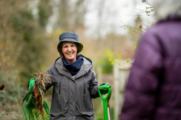 Quels services sont essentiels pour le bien-être des seniors?